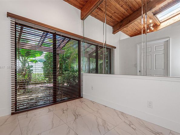 2621 S Parkview Dr, Hallandale Beach FL 33009