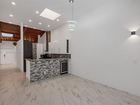 2621 S Parkview Dr, Hallandale Beach FL 33009