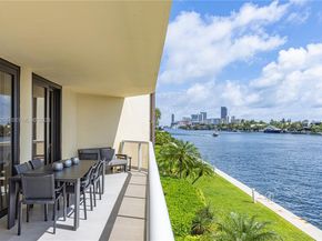 20191 E Country Club Dr TH9, Aventura FL 33180