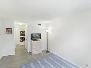 6600 Cypress Rd 105, Plantation FL 33317