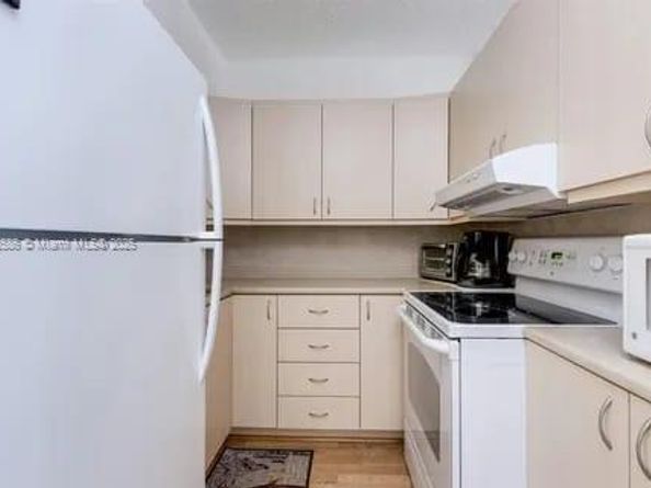 900 SW 10th Ter 8S, Hallandale Beach FL 33009