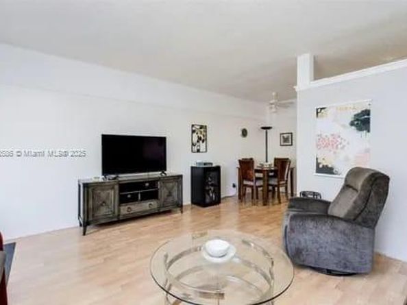 900 SW 10th Ter 8S, Hallandale Beach FL 33009