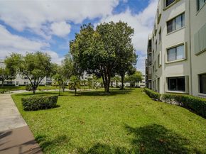 3138 Via Poinciana 105, Lake Worth FL 33467