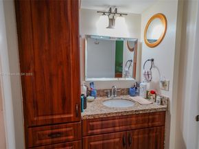 3138 Via Poinciana 105, Lake Worth FL 33467