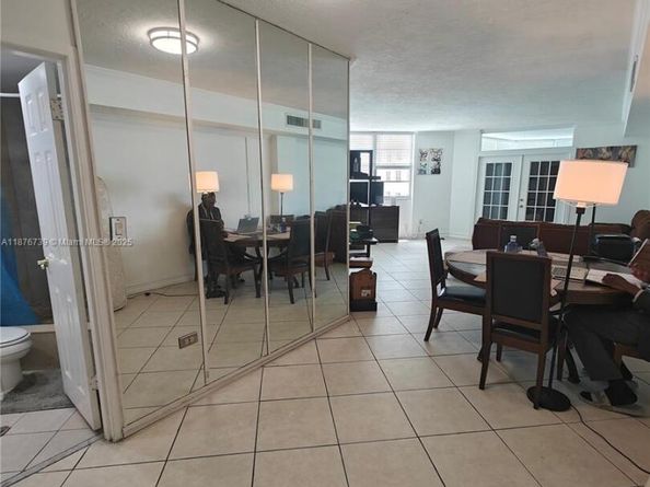 825 Brickell Bay Dr 1042, Miami FL 33131