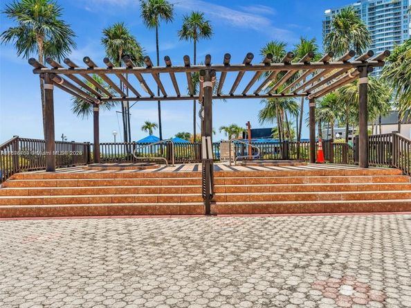 825 Brickell Bay Dr 1042, Miami FL 33131