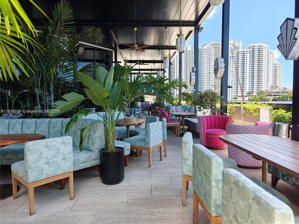 825 Brickell Bay Dr 1042, Miami FL 33131