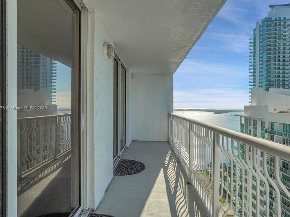 1200 Brickell Bay Dr 2821, Miami FL 33131