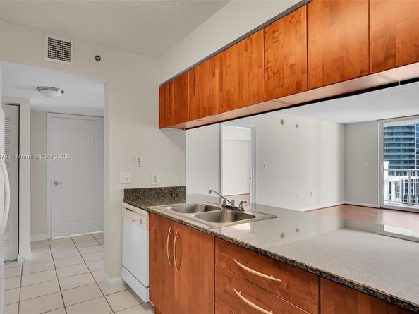 1200 Brickell Bay Dr 2821, Miami FL 33131