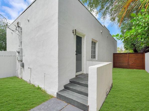 570 NW 48th St, Miami FL 33127