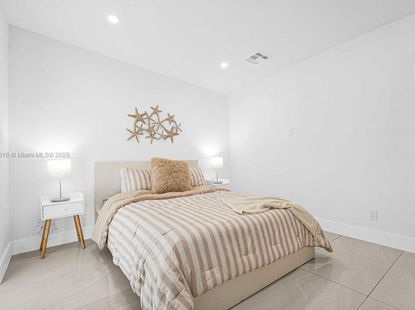 570 NW 48th St, Miami FL 33127