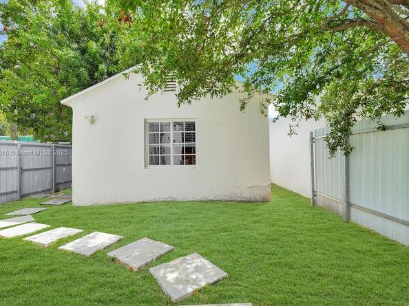 570 NW 48th St, Miami FL 33127