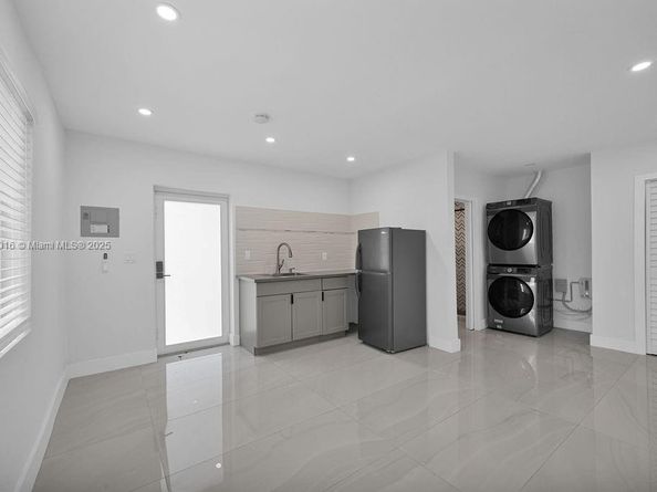 570 NW 48th St, Miami FL 33127