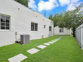 570 NW 48th St, Miami FL 33127
