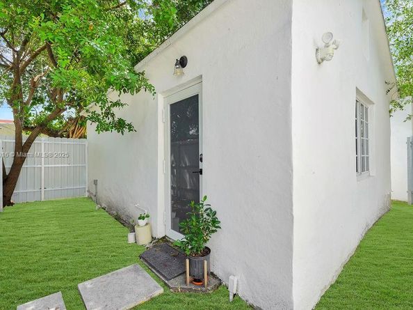 570 NW 48th St, Miami FL 33127