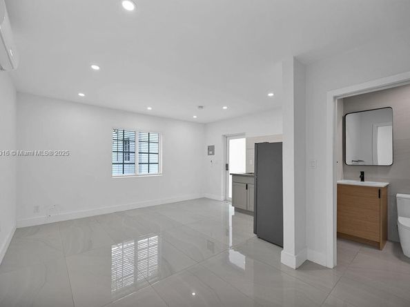 570 NW 48th St, Miami FL 33127