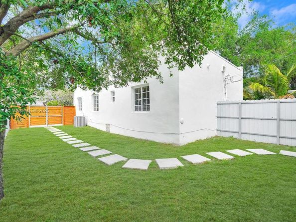 570 NW 48th St, Miami FL 33127