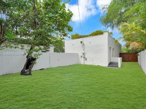 570 NW 48th St, Miami FL 33127