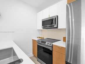 570 NW 48th St, Miami FL 33127