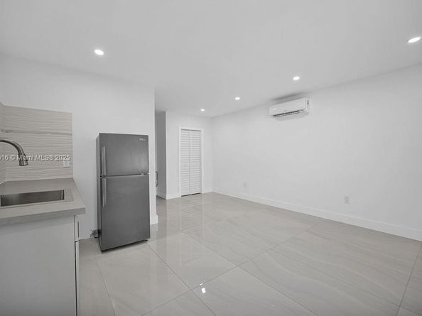 570 NW 48th St, Miami FL 33127