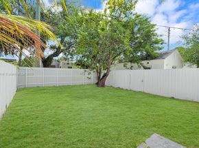 570 NW 48th St, Miami FL 33127
