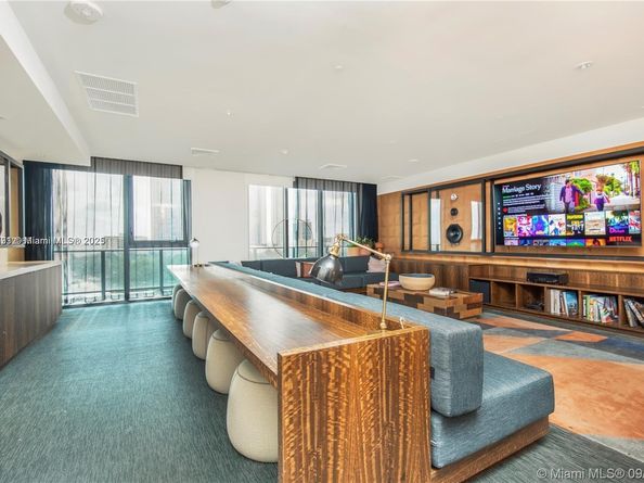 121 NE 34th St 1009, Miami FL 33137