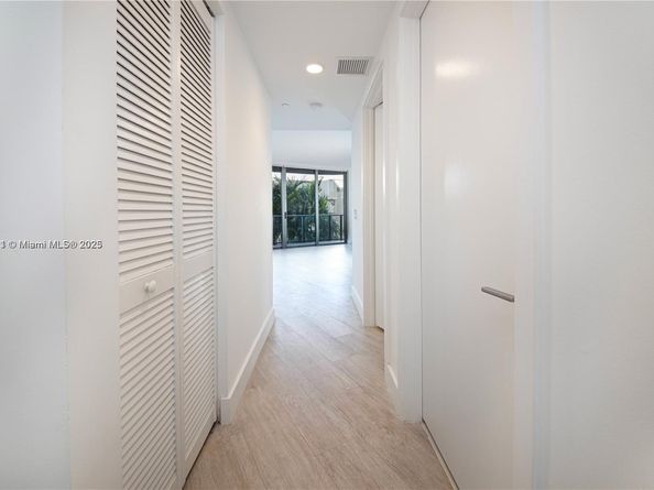121 NE 34th St 1009, Miami FL 33137