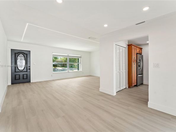 2600 NW 68th Way, Sunrise FL 33313