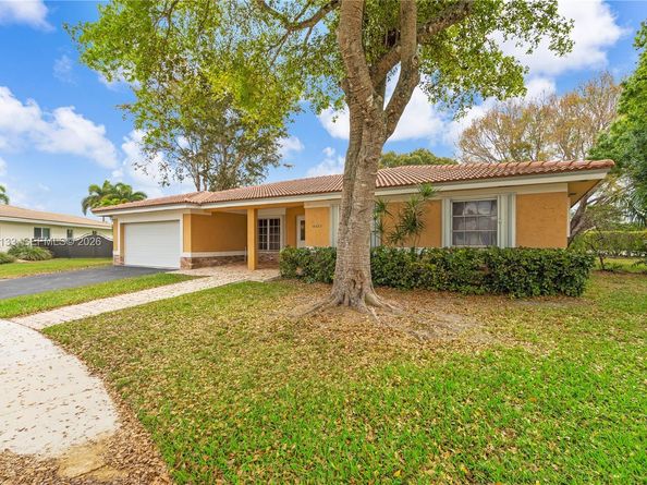 16623 Waters Edge Dr, Weston FL 33326