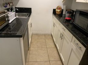2816 Pine Tree Dr, Miami Beach FL 33140