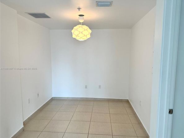 185 SW 7th St 3704, Miami FL 33130