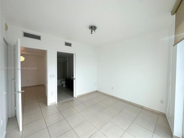 185 SW 7th St 3704, Miami FL 33130