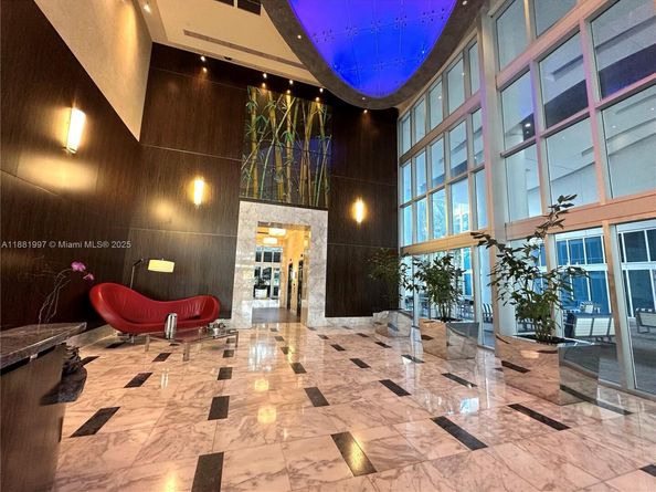 185 SW 7th St 3704, Miami FL 33130