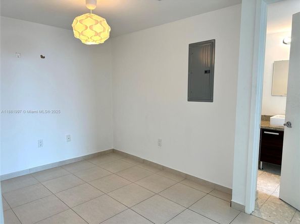 185 SW 7th St 3704, Miami FL 33130