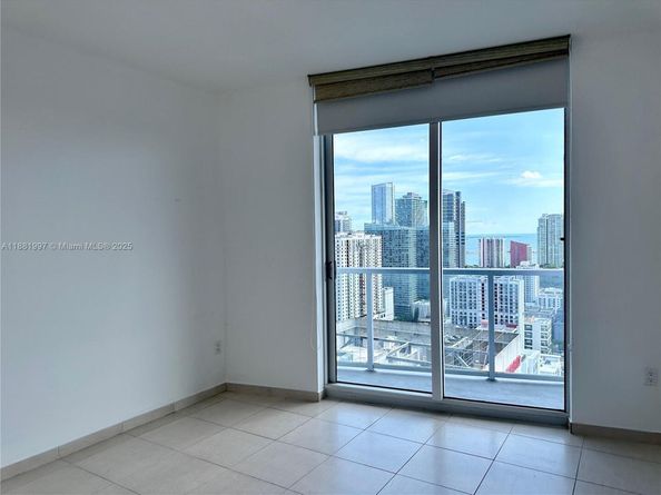 185 SW 7th St 3704, Miami FL 33130