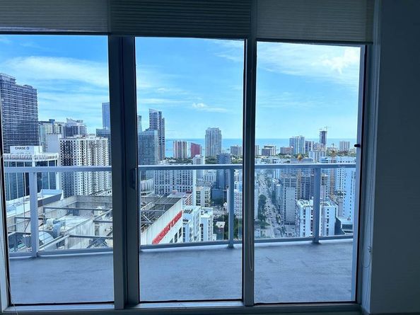 185 SW 7th St 3704, Miami FL 33130