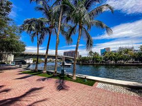 185 SW 7th St 3704, Miami FL 33130