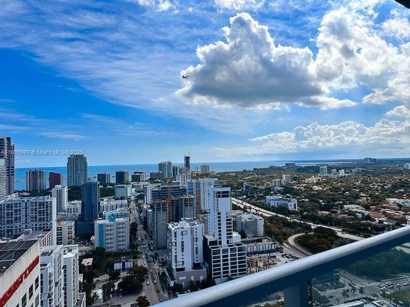 185 SW 7th St 3704, Miami FL 33130