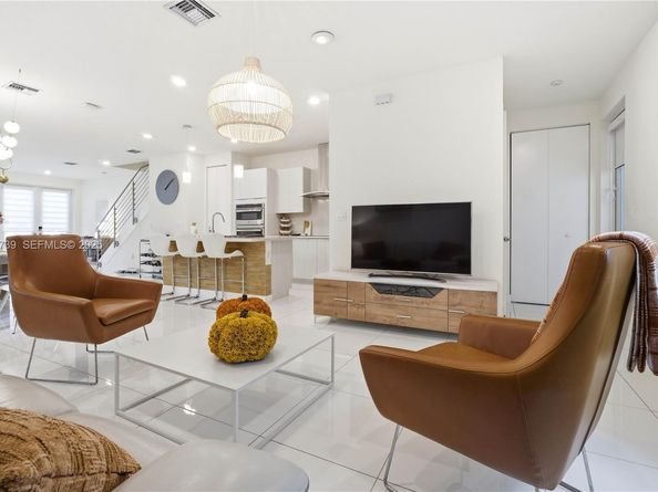 6611 NW 102nd Path, Doral FL 33178