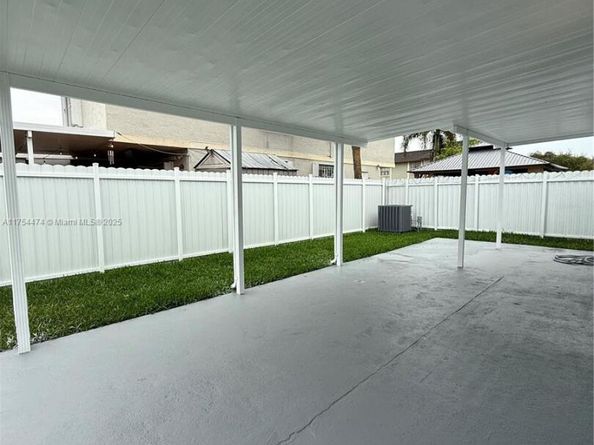 961 W 39th Pl, Hialeah FL 33012