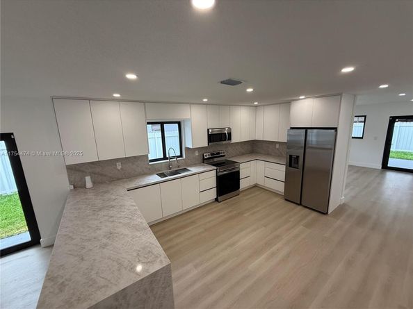 961 W 39th Pl, Hialeah FL 33012