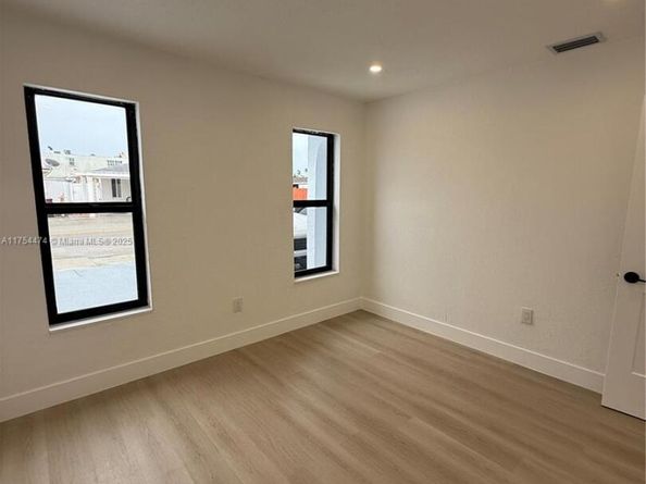 961 W 39th Pl, Hialeah FL 33012