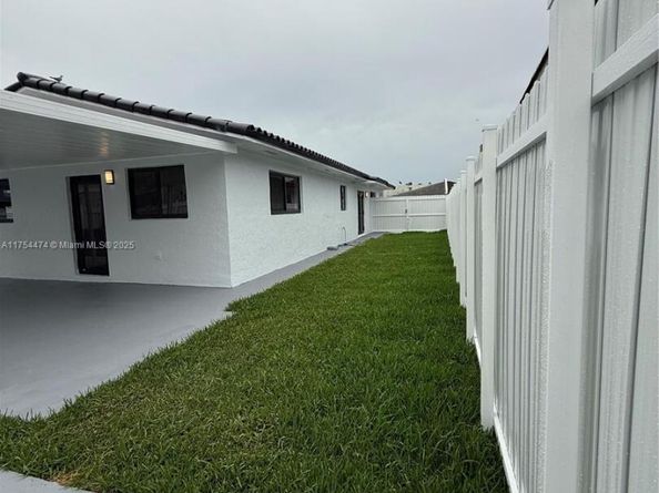 961 W 39th Pl, Hialeah FL 33012