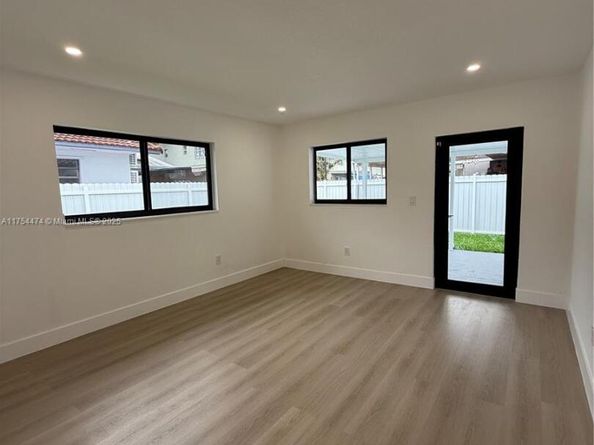 961 W 39th Pl, Hialeah FL 33012