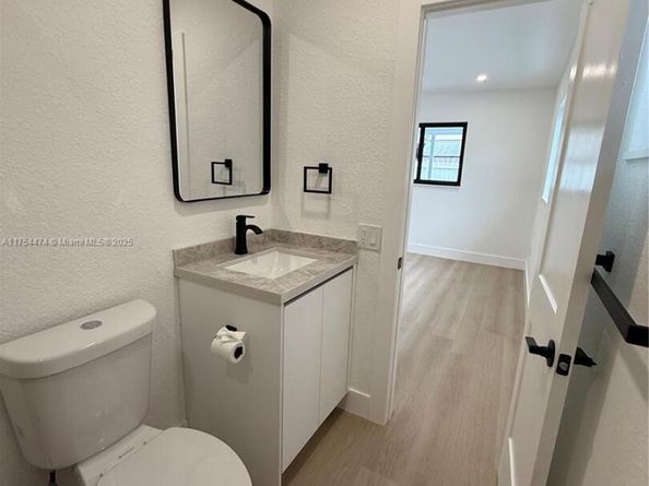961 W 39th Pl, Hialeah FL 33012