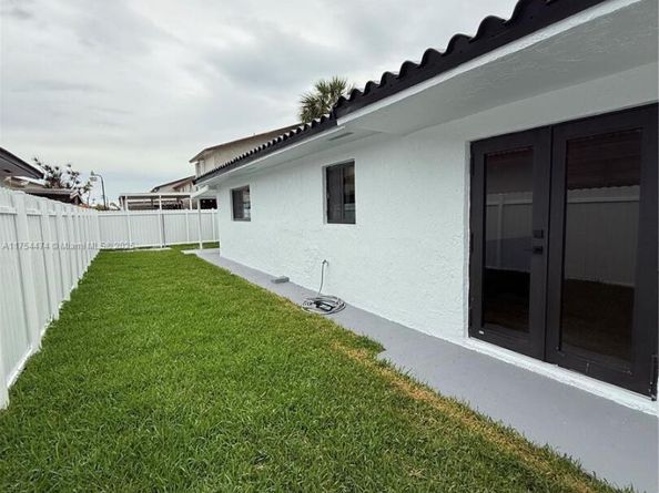 961 W 39th Pl, Hialeah FL 33012