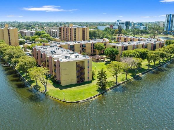 4719 NW 7th St 30411, Miami FL 33126