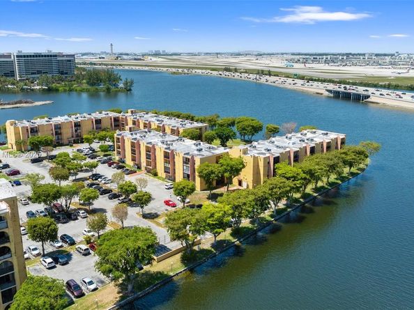 4719 NW 7th St 30411, Miami FL 33126