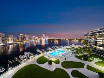 900 Bay Dr