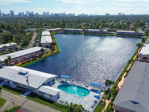 900 SW 10th Ter 14S, Hallandale Beach FL 33009